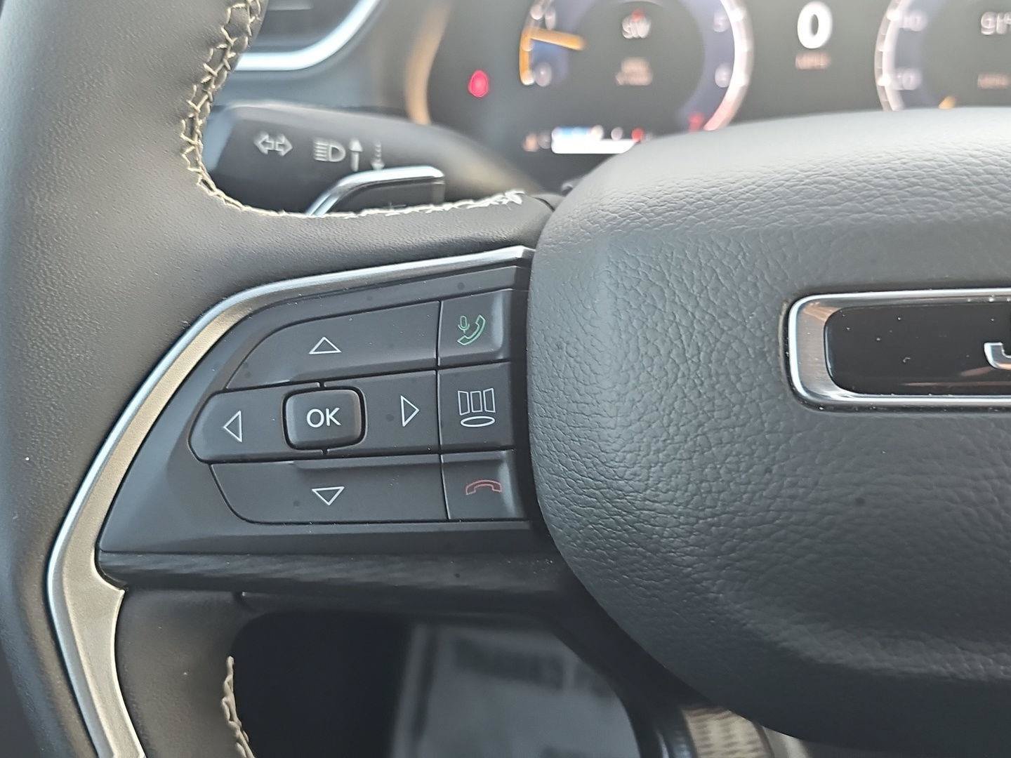 Used 2025 Jeep Grand Cherokee Altitude RWD image 19