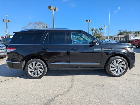 Used 2024 Lincoln Navigator Premiere image 3