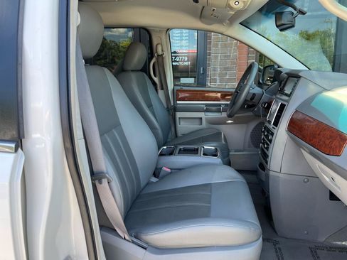 Used 2009 Chrysler Town & Country Touring FWD image 18
