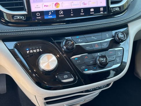 Used 2024 Chrysler Pacifica Limited FWD image 15