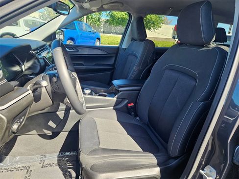 Used 2023 Jeep Grand Cherokee L Laredo image 14