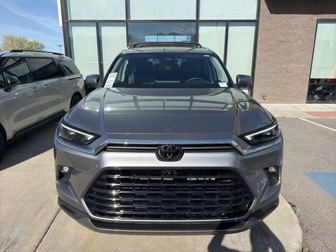 Used 2025 Toyota Grand Highlander AWD image 7