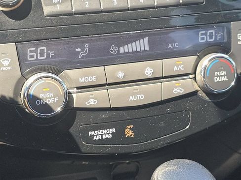 Used 2015 Nissan Rogue SV FWD image 25