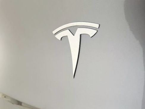 Used 2025 Tesla Model Y Long Range RWD image 32