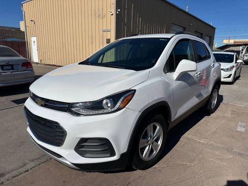 Used 2019 Chevrolet Trax LT w/ LT Convenience Package FWD image 2