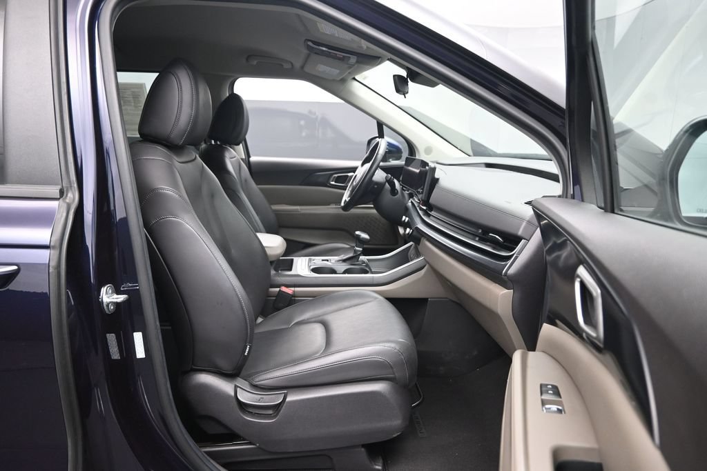 Used 2025 Kia Carnival FWD image 30