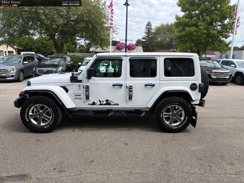Used 2022 Jeep Wrangler Unlimited Sahara w/ Cold Weather Group AWD/4WD image 8