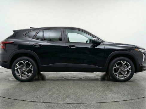 Used 2025 Chevrolet Trax LT image 11