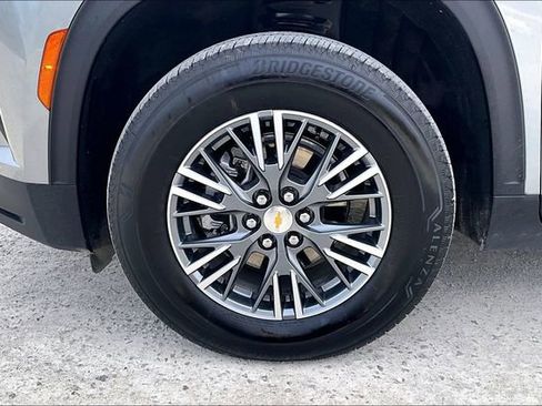 Used 2025 Chevrolet Traverse LT image 8