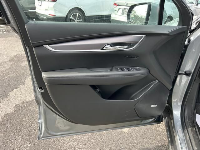 New 2025 Cadillac XT6 Luxury w/ LPO, Floor Liner Package AWD/4WD image 9