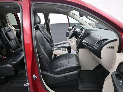 Used 2015 Chrysler Town & Country Touring-L w/ Driver Convenience Group image 35