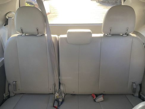 Used 2019 Toyota Sienna XLE FWD image 16