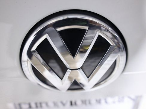 Used 2018 Volkswagen Golf S image 50