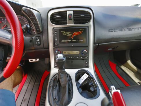 Used 2005 Chevrolet Corvette Coupe w/ Preferred Equipment Group RWD image 9