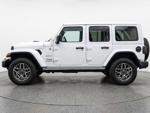 Used 2025 Jeep Wrangler Unlimited Sahara AWD/4WD image 5
