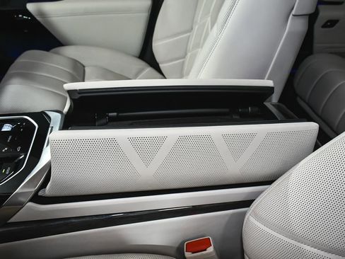 Used 2024 BMW i7 M70 w/ Executive Package AWD/4WD image 52