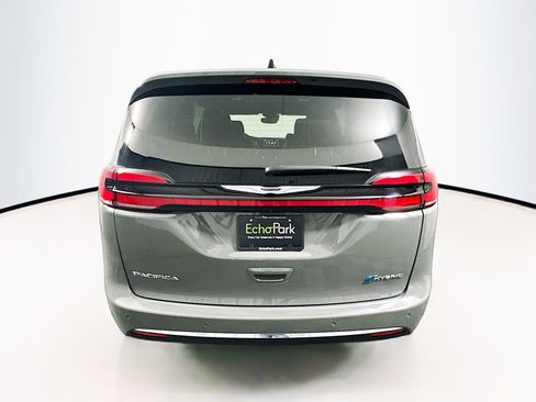 Used 2025 Chrysler Pacifica Select image 7