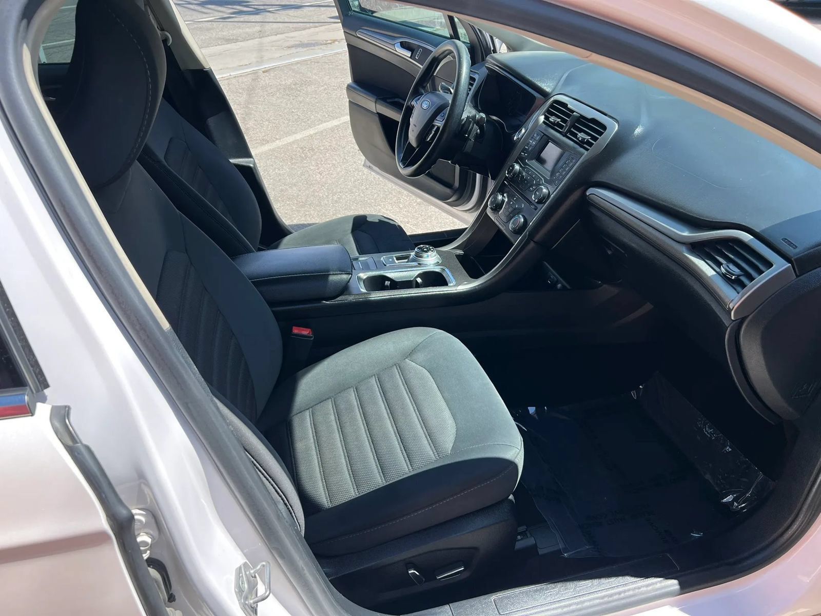 Used 2017 Ford Fusion SE FWD image 10