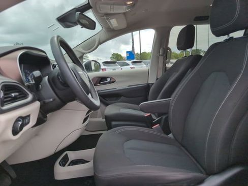 Used 2023 Chrysler Voyager LX FWD image 13