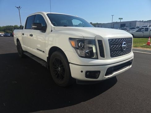 Used 2018 Nissan Titan SV w/ SV Convenience Package RWD image 1