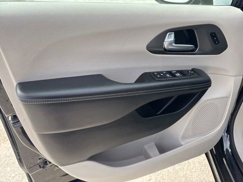 Used 2024 Chrysler Pacifica Touring-L image 22