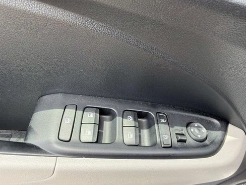 Used 2025 Hyundai Venue SEL FWD image 8