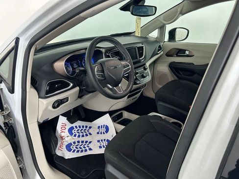 Used 2023 Chrysler Voyager LX image 11