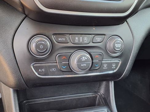 Used 2022 Jeep Cherokee Trailhawk w/ Comfort/Convenience Group image 17