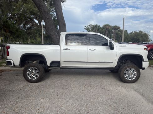 Used 2024 Chevrolet Silverado 2500 High Country w/ High Country Premium Package AWD/4WD image 8