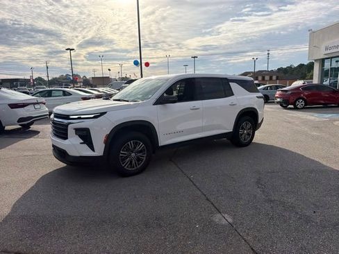 Used 2024 Chevrolet Traverse LS FWD image 13