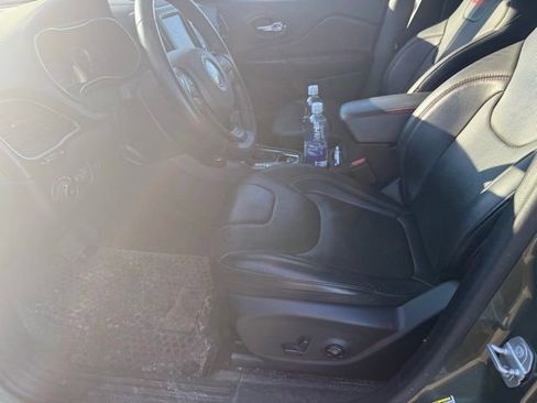 Used 2019 Jeep Cherokee Trailhawk image 11