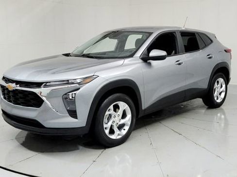 Used 2025 Chevrolet Trax LS w/ LS Convenience Package image 1