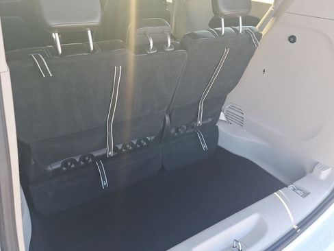 Used 2023 Chrysler Pacifica Touring-L image 14