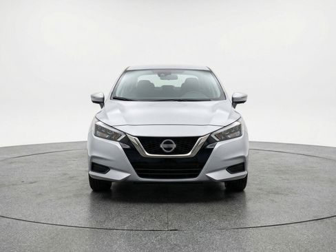 Used 2025 Nissan Versa SV image 2