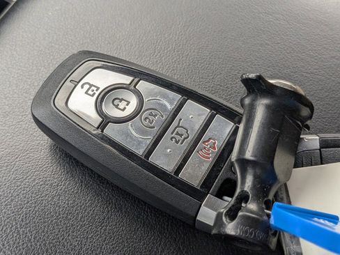 Used 2020 Ford Explorer Limited image 32