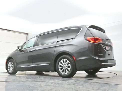 Used 2019 Chrysler Pacifica Touring-L image 29