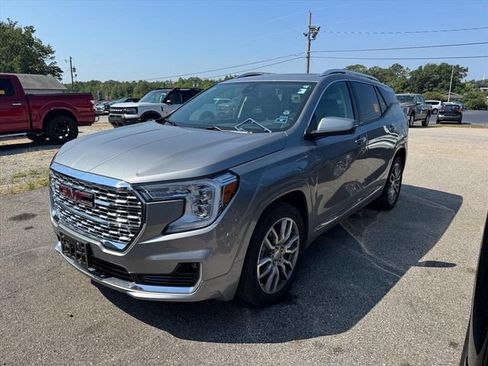 Used 2024 GMC Terrain Denali w/ Denali Premium Package AWD/4WD image 4