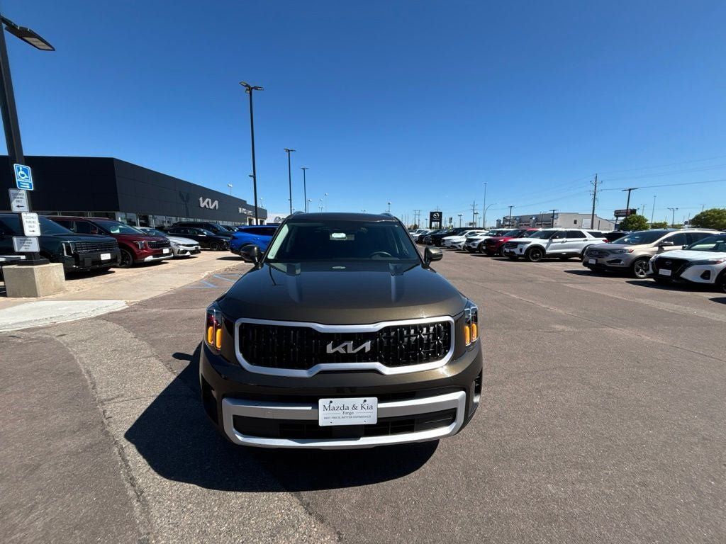 Used 2024 Kia Telluride EX w/ EX Captain's Chair Package AWD/4WD image 2