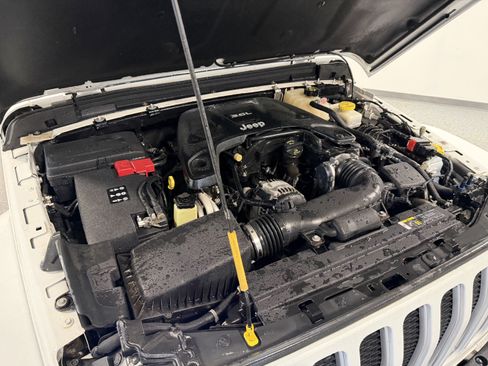 Used 2018 Jeep Wrangler Unlimited Sahara w/ Dual Top Group image 28