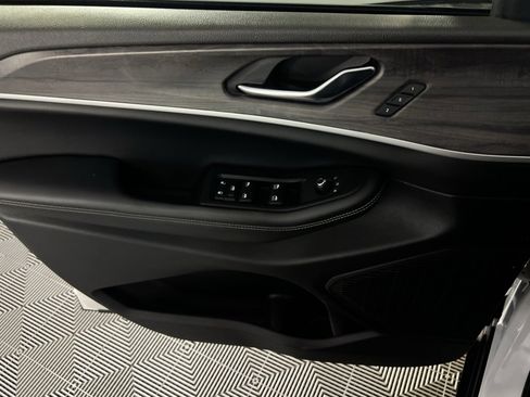 Used 2023 Jeep Grand Cherokee Limited w/ Black Appearance Package image 25