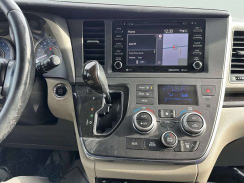 Used 2018 Toyota Sienna XLE w/ XLE Navigation Package image 22