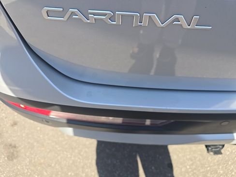 Used 2023 Kia Carnival LX image 7