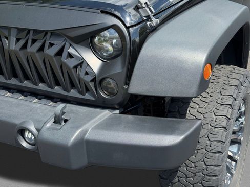 Used 2018 Jeep Wrangler Unlimited Rubicon w/ Cold Weather Group AWD/4WD image 11