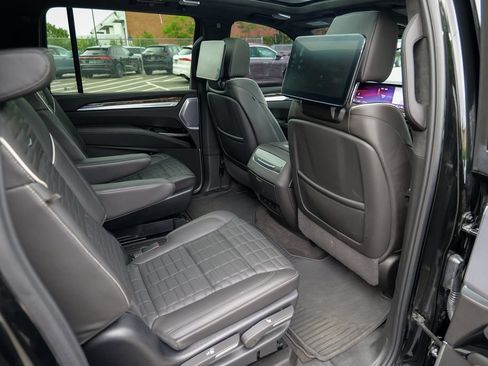 Used 2025 Cadillac Escalade ESV Sport Platinum AWD/4WD image 31