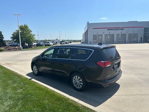 Used 2017 Chrysler Pacifica Touring w/ Tire & Wheel Group FWD image 8