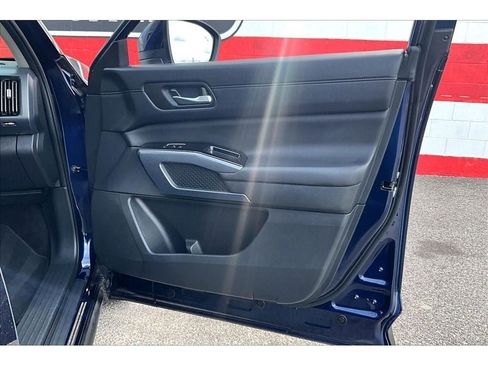 Used 2025 Nissan Pathfinder SL AWD/4WD image 20