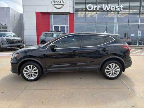 Used 2021 Nissan Rogue Sport S image 2