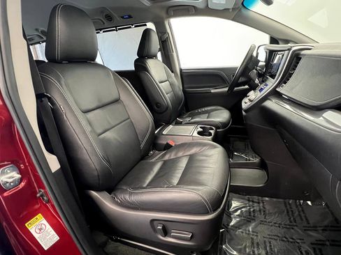 Used 2016 Toyota Sienna SE Premium image 12