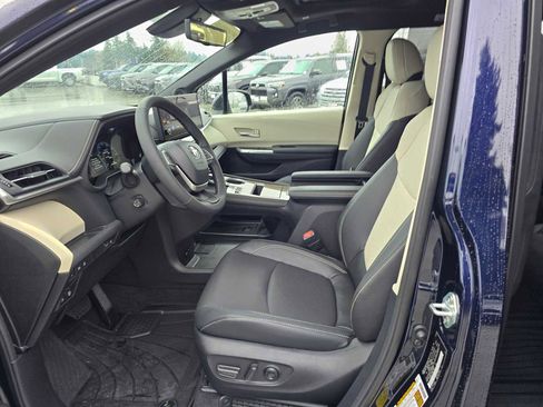 Certified 2025 Toyota Sienna Limited image 24