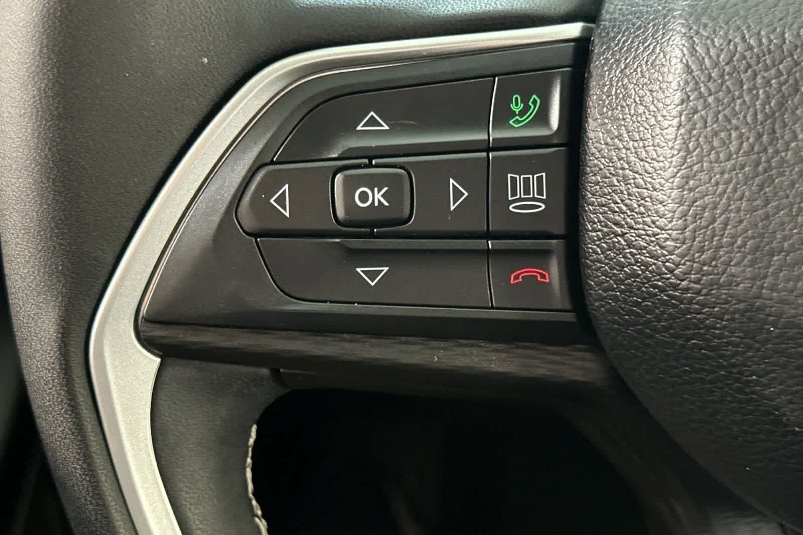 Used 2024 Jeep Grand Cherokee L Laredo RWD image 31